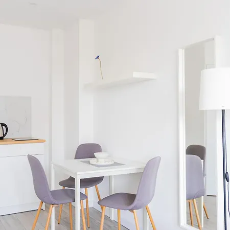 Lesny - 70m Od Plazy ホームステイ *